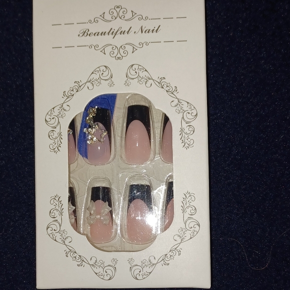 Press-On Artificial Nails with Black Accent and Star Charm Design - Picture 3 of 4